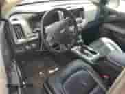 2019 Chevrolet Colorado 4WD LT z VIN 1GCHTCEN1K1303110, wystawiony jako Copart lot #57151975 z przebiegiem 118 695 mil mil oraz Szkoda całkowita • Salvage title. Historia ofert i sprzedaży dostępna na DreamBid. Obrazek 8.