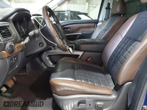 ✅ 2017 Nissan Titan Platinum Reserve • VIN: 1N6AA1E67HN503587 • Lot: 55943625. Wystawiony na Copart z przebiegiem 127 315 mil. Bezpłatny archiwum sprzedaży aukcyjnych z USA i szczegółowy raport historii pojazdu na DreamBid. Zdjęcie 7.