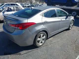 2013 Hyundai Elantra GLS z VIN KMHDH4AE3DU999218, wystawiony jako IAAI lot #43550069 z przebiegiem 226 931 mil mil oraz . Historia ofert i sprzedaży dostępna na DreamBid. Obrazek 4.