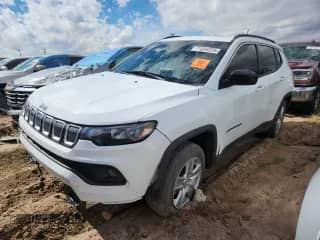 2022 Jeep Compass Latitude with VIN 3C4NJDBB7NT110689, listed as a Copart auction lot 71034225 with 33,366 mi miles and Salvage title. Bid and sale history available at DreamBid. Image 1.