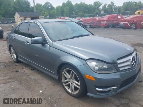 ✅ 2012 Mercedes-Benz C 300 Sport • VIN: WDDGF8BBXCR209813 • Lot: 42446496. Wystawiony na IAAI z przebiegiem 138 302 mil. Bezpłatny archiwum sprzedaży aukcyjnych z USA i szczegółowy raport historii pojazdu na DreamBid. Zdjęcie 1.