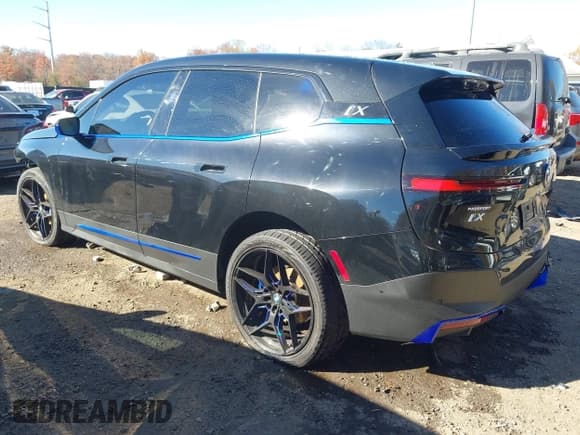 ✅ 2024 BMW iX xDrive50 • VIN: WB523CF06RCR16553 • Lot: 43582026. Wystawiony na IAAI z przebiegiem 15 523 mil. Bezpłatny archiwum sprzedaży aukcyjnych z USA i szczegółowy raport historii pojazdu na DreamBid. Zdjęcie 3.