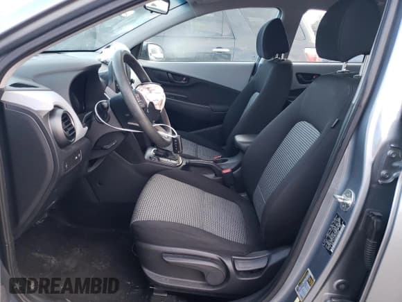 ✅ 2019 Hyundai Kona SE • VIN: KM8K12AA8KU254622 • Лот: 39286334. Опубликован ранее на Copart с пробегом 67 722 миль. Бесплатный доступ к архиву аукционных продаж из США и подробный отчёт об истории автомобиля на DreamBid. Изображение 7.