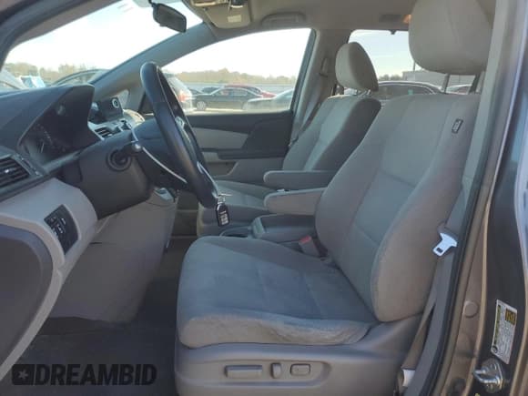 ✅ 2014 Honda Odyssey EX • VIN: 5FNRL5H43EB007911 • Lot: 92444205. Wystawiony na Copart z przebiegiem 78 035 mil. Bezpłatny archiwum sprzedaży aukcyjnych z USA i szczegółowy raport historii pojazdu na DreamBid. Zdjęcie 7.