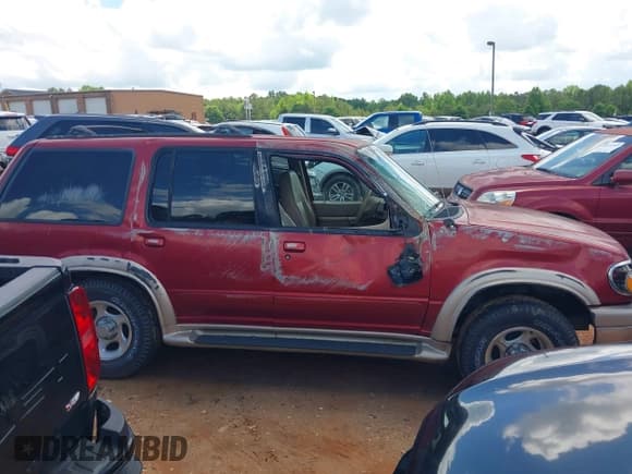 ✅ 2000 Ford Explorer Eddie Bauer • VIN: 1FMZU74E1YZA95651 • Lot: 42255311. Wystawiony na IAAI z przebiegiem 199 209 mil. Bezpłatny archiwum sprzedaży aukcyjnych z USA i szczegółowy raport historii pojazdu na DreamBid. Zdjęcie 13.