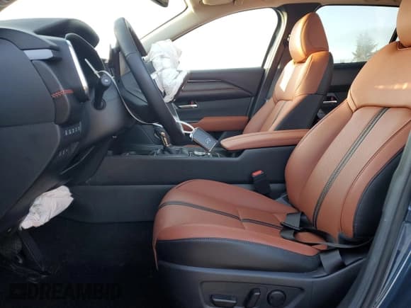 ✅ 2025 Mazda CX-50 Premium Plus • VIN: 7MMVABEY3SN369552 • Лот: 85005535. Опубликован ранее на Copart с пробегом 3 936 миль. Бесплатный доступ к архиву аукционных продаж из США и подробный отчёт об истории автомобиля на DreamBid. Изображение 7.