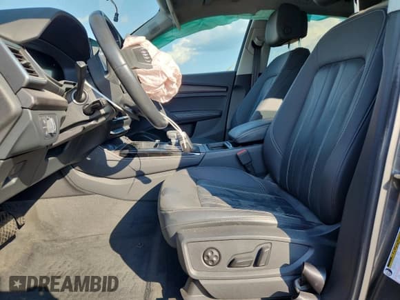 ✅ 2022 Audi Q5 S line Premium Plus • VIN: WA1EAAFYXN2094738 • Lot: 71466705. Wystawiony na Copart z przebiegiem Nie podano. Bezpłatny archiwum sprzedaży aukcyjnych z USA i szczegółowy raport historii pojazdu na DreamBid. Zdjęcie 7.