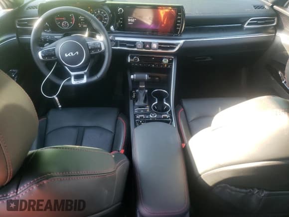 ✅ 2024 Kia K5 GT • VIN: 5XXG44J88RG261323 • Lot: 87402745. Wystawiony na Copart z przebiegiem 20 608 mil. Bezpłatny archiwum sprzedaży aukcyjnych z USA i szczegółowy raport historii pojazdu na DreamBid. Zdjęcie 8.