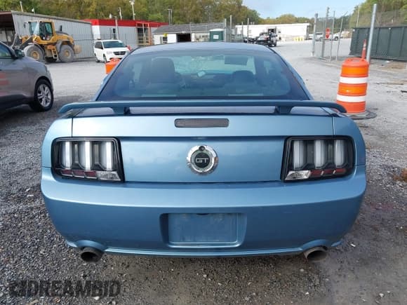 ✅ 2006 Ford Mustang GT Deluxe • VIN: 1ZVHT82H465228409 • Lot: 43337448. Wystawiony na IAAI z przebiegiem 196 538 mil. Bezpłatny archiwum sprzedaży aukcyjnych z USA i szczegółowy raport historii pojazdu na DreamBid. Zdjęcie 16.