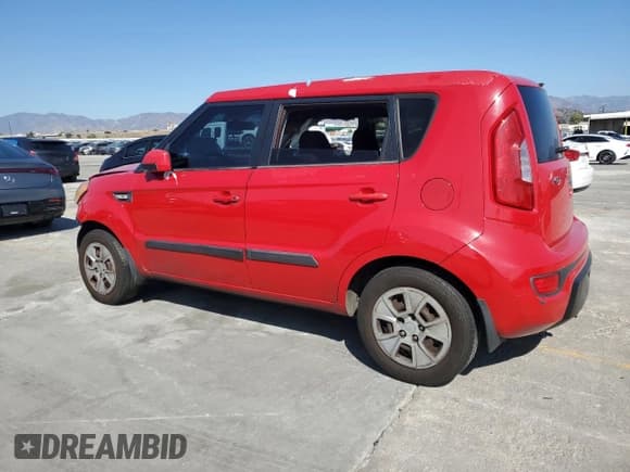✅ 2013 Kia Soul • VIN: KNDJT2A57D7579373 • Lot: 82697335. Wystawiony na Copart z przebiegiem 277 126 mil. Bezpłatny archiwum sprzedaży aukcyjnych z USA i szczegółowy raport historii pojazdu na DreamBid. Zdjęcie 2.