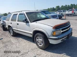 ✅ 1997 Chevrolet Blazer LS • VIN: 1GNDT13W4V2100457 • Lot: 42380343. Listed on IAAI with 122,503 mi miles. Access the free auction sales archive from the USA and view a detailed vehicle history report at DreamBid. Image 1.