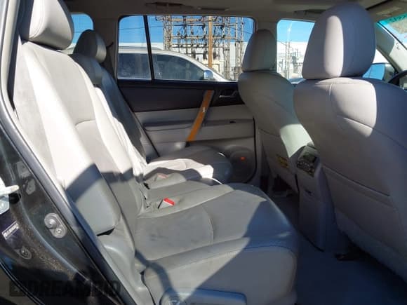 ✅ 2010 Toyota Highlander Limited • VIN: JTEJW3EHXA2045175 • Lot: 43785532. Listed on IAAI with 210,781 mi. Free auction sales archive from the USA and detailed vehicle history report at DreamBid. Image 8.