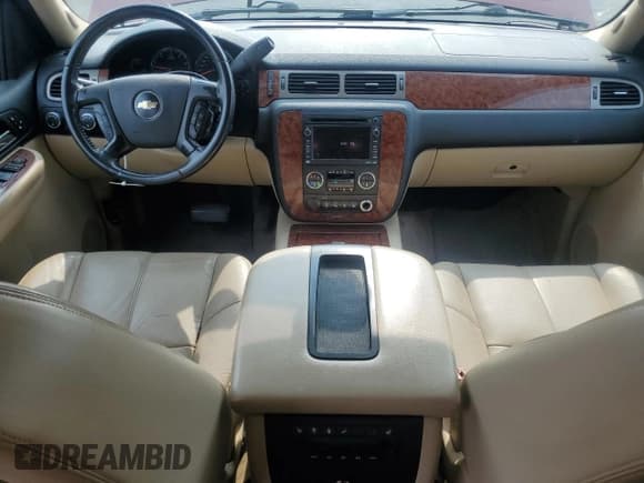 ✅ 2008 Chevrolet Suburban 1LT • VIN: 1GNFK16328J236819 • Lot: 67615475. Wystawiony na Copart z przebiegiem 165 732 mil. Bezpłatny archiwum sprzedaży aukcyjnych z USA i szczegółowy raport historii pojazdu na DreamBid. Zdjęcie 8.