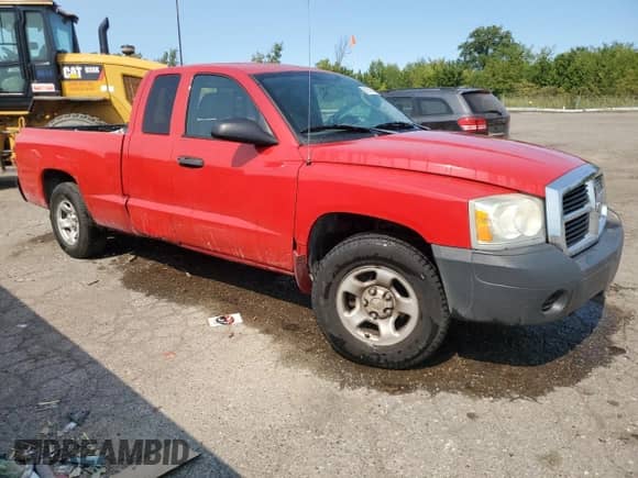 2005 Dodge Dakota ST z VIN 1D7HE22K85S241322, wystawiony jako Copart lot #69746814 z przebiegiem 133 737 mil mil oraz Czysty tytuł • Clean title. Historia ofert i sprzedaży dostępna na DreamBid. Obrazek 4.