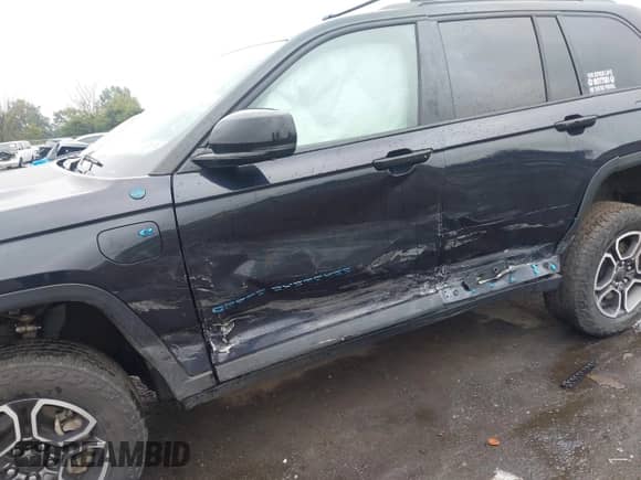 2022 Jeep Grand Cherokee Trailhawk with VIN 1C4RJYC69N8758267, listed as a IAAI auction lot 43304072 with 40,999 mi miles and . Bid and sale history available at DreamBid. Image 6.