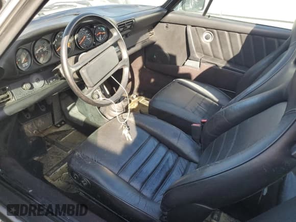 ✅ 1986 Porsche 911 • VIN: WP0EB0917GS161455 • Lot: 74672764. Wystawiony na Copart z przebiegiem 80 076 mil. Bezpłatny archiwum sprzedaży aukcyjnych z USA i szczegółowy raport historii pojazdu na DreamBid. Zdjęcie 7.