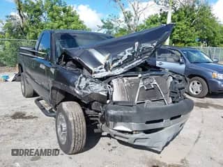 2005 Chevrolet Silverado 2500HD z VIN 1GCHC24295E245665, wystawiony jako IAAI lot #43454479 z przebiegiem 310 295 mil mil oraz . Historia ofert i sprzedaży dostępna na DreamBid. Obrazek 1.