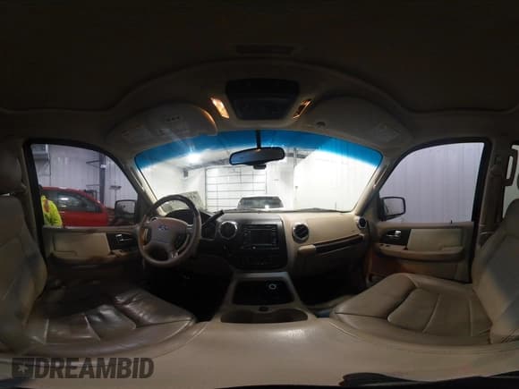 ✅ 2005 Ford Expedition Limited • VIN: 1FMFU20565LA60694 • Lot: 41945914. Wystawiony na IAAI z przebiegiem 184 373 mil. Bezpłatny archiwum sprzedaży aukcyjnych z USA i szczegółowy raport historii pojazdu na DreamBid. Zdjęcie 21.