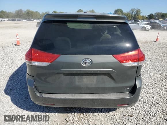 ✅ 2012 Toyota Sienna LE • VIN: 5TDKA3DC3CS013743 • Lot: 82183225. Wystawiony na Copart z przebiegiem Nie podano. Bezpłatny archiwum sprzedaży aukcyjnych z USA i szczegółowy raport historii pojazdu na DreamBid. Zdjęcie 6.