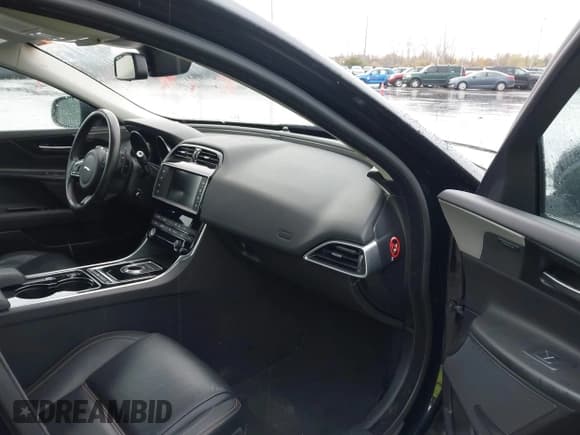 ✅ 2017 Jaguar XE 35t Prestige • VIN: SAJAE4BVXHA953523 • Lot: 43615076. Wystawiony na IAAI z przebiegiem 45 273 mil. Bezpłatny archiwum sprzedaży aukcyjnych z USA i szczegółowy raport historii pojazdu na DreamBid. Zdjęcie 5.