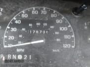 ✅ 2000 Ford Explorer XLT • VIN: 1FMDU83P9YZC19622 • Lot: 42566797. Wystawiony na IAAI z przebiegiem 176 736 mil. Bezpłatny archiwum sprzedaży aukcyjnych z USA i szczegółowy raport historii pojazdu na DreamBid. Zdjęcie 7.