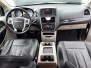 ✅ 2016 Chrysler Town & Country Touring • VIN: 2C4RC1BG5GR228588 • Lot: 91863365. Wystawiony na Copart z przebiegiem 138 349 mil. Bezpłatny archiwum sprzedaży aukcyjnych z USA i szczegółowy raport historii pojazdu na DreamBid. Zdjęcie 8.