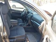 ✅ 2011 Kia Sorento LX • VIN: 5XYKT3A17BG175464 • Lot: 43736059. Wystawiony na IAAI z przebiegiem 176 771 mil. Bezpłatny archiwum sprzedaży aukcyjnych z USA i szczegółowy raport historii pojazdu na DreamBid. Zdjęcie 5.