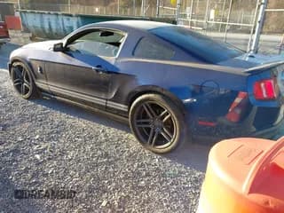 ✅ 2010 Ford Mustang GT500 • VIN: 1ZVBP8JS7A5123282 • Lot: 43625173. Wystawiony na IAAI z przebiegiem 74 913 mil. Bezpłatny archiwum sprzedaży aukcyjnych z USA i szczegółowy raport historii pojazdu na DreamBid. Zdjęcie 3.