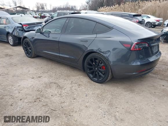✅ 2018 Tesla Model 3 Long Range Battery • VIN: 5YJ3E1EA6JF048255 • Lot: 43902063. Wystawiony na IAAI z przebiegiem 134 650 mil. Bezpłatny archiwum sprzedaży aukcyjnych z USA i szczegółowy raport historii pojazdu na DreamBid. Zdjęcie 3.