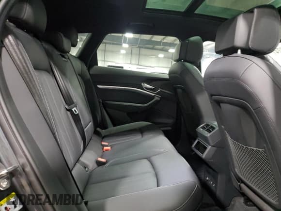 ✅ 2022 Audi e-tron Premium Plus • VIN: WA1LAAGE2NB009791 • Лот: 83365324. Опубликован ранее на Copart с пробегом 23 763 миль. Бесплатный доступ к архиву аукционных продаж из США и подробный отчёт об истории автомобиля на DreamBid. Изображение 11.