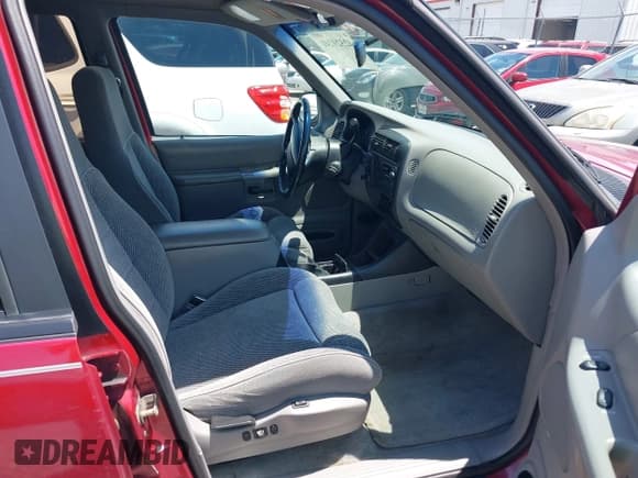 ✅ 1996 Ford Explorer XL • VIN: 1FMDU34X2TUC41565 • Lot: 42529241. Listed on IAAI with 215,954 mi. Free auction sales archive from the USA and detailed vehicle history report at DreamBid. Image 5.