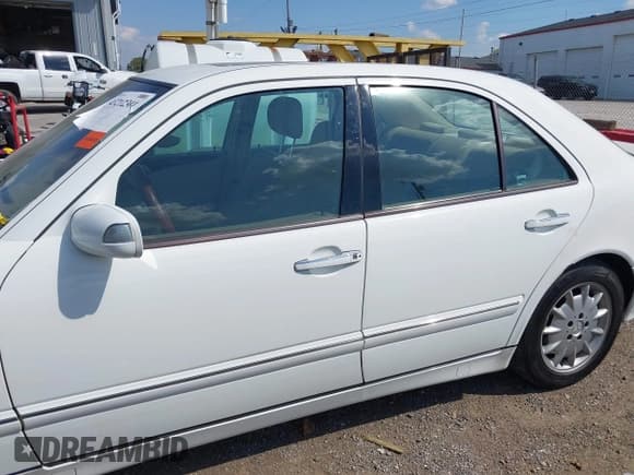 ✅ 2001 Mercedes-Benz E 320 • VIN: WDBJF65JX1B180132 • Лот: 43212301. Опубликован ранее на IAAI с пробегом 171 180 миль. Бесплатный доступ к архиву аукционных продаж из США и подробный отчёт об истории автомобиля на DreamBid. Изображение 14.