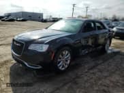 ✅ 2018 Chrysler 300 Touring • VIN: 2C3CCARG2JH324885 • Lot: 44934934. Wystawiony na Copart z przebiegiem 74 715 mil. Bezpłatny archiwum sprzedaży aukcyjnych z USA i szczegółowy raport historii pojazdu na DreamBid. Zdjęcie 1.