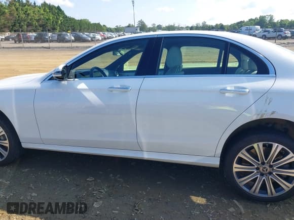 ✅ 2021 Mercedes-Benz E 450 • VIN: W1KZF5KB2MA999616 • Lot: 42347664. Wystawiony na IAAI z przebiegiem 26 664 mil. Bezpłatny archiwum sprzedaży aukcyjnych z USA i szczegółowy raport historii pojazdu na DreamBid. Zdjęcie 15.