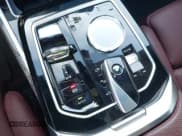 ✅ 2023 BMW i7 xDrive60 • VIN: WBY53EJ0XPCM51498 • Lot: 41259171. Wystawiony na IAAI z przebiegiem 18 346 mil. Bezpłatny archiwum sprzedaży aukcyjnych z USA i szczegółowy raport historii pojazdu na DreamBid. Zdjęcie 11.