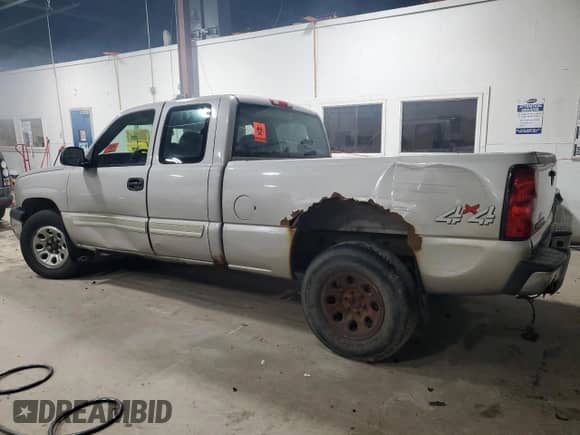 ✅ 2005 Chevrolet Silverado 1500 LS • VIN: 1GCEK19V05Z305800 • Lot: 86966714. Wystawiony na Copart z przebiegiem 340 587 mil mil. Skorzystaj z bezpłatnego archiwum sprzedaży aukcyjnych z USA i zobacz szczegółowy raport historii pojazdu na DreamBid. Zdjęcie 2.