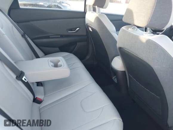 ✅ 2025 Hyundai Elantra Limited • VIN: KMHLP4DG1SU027738 • Lot: 43643629. Wystawiony na IAAI z przebiegiem 9 854 mil. Bezpłatny archiwum sprzedaży aukcyjnych z USA i szczegółowy raport historii pojazdu na DreamBid. Zdjęcie 8.