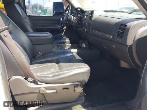 ✅ 2008 Chevrolet Silverado 2500HD 1LT • VIN: 1GCHC23648F108250 • Lot: 42503346. Wystawiony na IAAI z przebiegiem 306 258 mil. Bezpłatny archiwum sprzedaży aukcyjnych z USA i szczegółowy raport historii pojazdu na DreamBid. Zdjęcie 5.