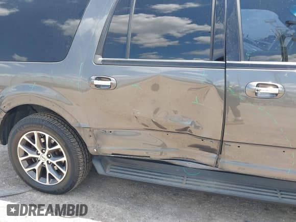 ✅ 2017 Ford Expedition Max XLT • VIN: 1FMJK1JT3HEA73161 • Lot: 42222089. Wystawiony na IAAI z przebiegiem 133 681 mil. Bezpłatny archiwum sprzedaży aukcyjnych z USA i szczegółowy raport historii pojazdu na DreamBid. Zdjęcie 6.