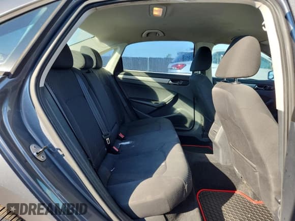 ✅ 2013 Volkswagen Passat S • VIN: 1VWAH7A35DC076460 • Lot: 93305075. Wystawiony na Copart z przebiegiem 168 865 mil. Bezpłatny archiwum sprzedaży aukcyjnych z USA i szczegółowy raport historii pojazdu na DreamBid. Zdjęcie 10.