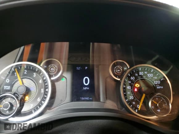 ✅ 2020 Ram 1500 Tradesman • VIN: 1C6SRFCT8LN120988 • Lot: 48302115. Wystawiony na Copart z przebiegiem 186 940 mil. Bezpłatny archiwum sprzedaży aukcyjnych z USA i szczegółowy raport historii pojazdu na DreamBid. Zdjęcie 9.