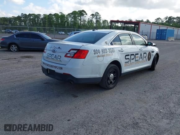 ✅ 2017 Ford Police Interceptor • VIN: 1FAHP2MK8HG123737 • Lot: 42128028. Wystawiony na IAAI z przebiegiem 103 987 mil. Bezpłatny archiwum sprzedaży aukcyjnych z USA i szczegółowy raport historii pojazdu na DreamBid. Zdjęcie 4.