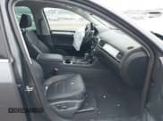 ✅ 2012 Volkswagen Touareg Sport • VIN: WVGEF9BP5CD011717 • Lot: 41787614. Wystawiony na IAAI z przebiegiem 138 127 mil. Bezpłatny archiwum sprzedaży aukcyjnych z USA i szczegółowy raport historii pojazdu na DreamBid. Zdjęcie 5.