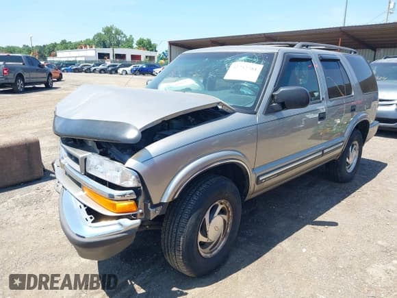 ✅ 2000 Chevrolet Blazer LS • VIN: 1GNDT13W8Y2361644 • Lot: 42757781. Wystawiony na IAAI z przebiegiem 142 824 mil. Bezpłatny archiwum sprzedaży aukcyjnych z USA i szczegółowy raport historii pojazdu na DreamBid. Zdjęcie 2.
