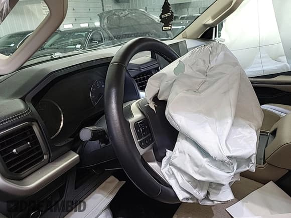 ✅ 2024 Ford Expedition XLT • VIN: 1FMJU1J86REA72349 • Lot: 43944786. Wystawiony na IAAI z przebiegiem 54 528 mil. Bezpłatny archiwum sprzedaży aukcyjnych z USA i szczegółowy raport historii pojazdu na DreamBid. Zdjęcie 5.