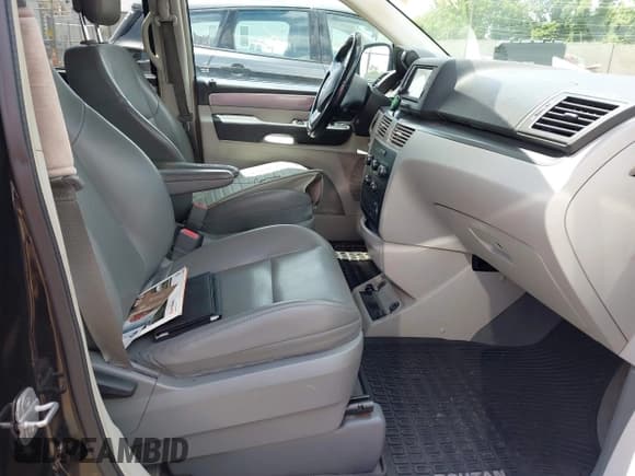 ✅ 2013 Volkswagen Routan SE • VIN: 2C4RVABG8DR724717 • Lot: 42372187. Listed on IAAI with 311,451 mi. Free auction sales archive from the USA and detailed vehicle history report at DreamBid. Image 5.