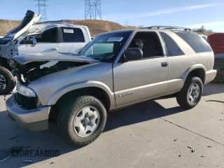 2002 Chevrolet Blazer LS z VIN 1GNCT18W12K216800, wystawiony jako Copart lot #81581804 z przebiegiem 121 321 mil mil oraz Szkoda całkowita • Salvage title. Historia ofert i sprzedaży dostępna na DreamBid. Obrazek 1.