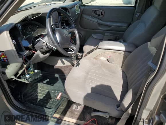 2004 Chevrolet Blazer Fleet z VIN 1GNCS13X84K110611, wystawiony jako Copart lot #54654165 z przebiegiem 153 610 mil mil oraz Szkoda całkowita • Salvage title. Historia ofert i sprzedaży dostępna na DreamBid. Obrazek 7.