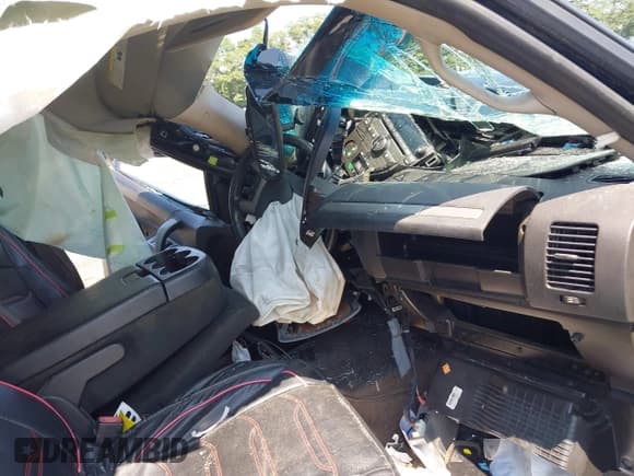 ✅ 2011 Chevrolet Silverado 1500 LT • VIN: 1GCRKSE33BZ463135 • Lot: 42979352. Wystawiony na IAAI z przebiegiem Nie podano. Bezpłatny archiwum sprzedaży aukcyjnych z USA i szczegółowy raport historii pojazdu na DreamBid. Zdjęcie 5.