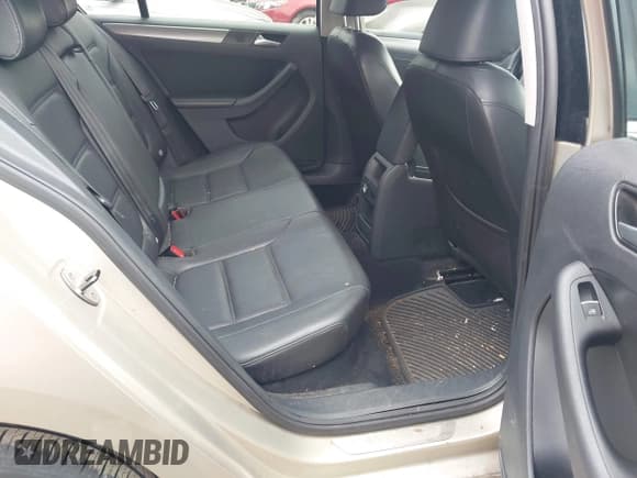 ✅ 2014 Volkswagen Jetta TDI w/Premium/Nav • VIN: 3VWLL7AJXEM233356 • Lot: 42934605. Wystawiony na IAAI z przebiegiem 124 110 mil. Bezpłatny archiwum sprzedaży aukcyjnych z USA i szczegółowy raport historii pojazdu na DreamBid. Zdjęcie 8.